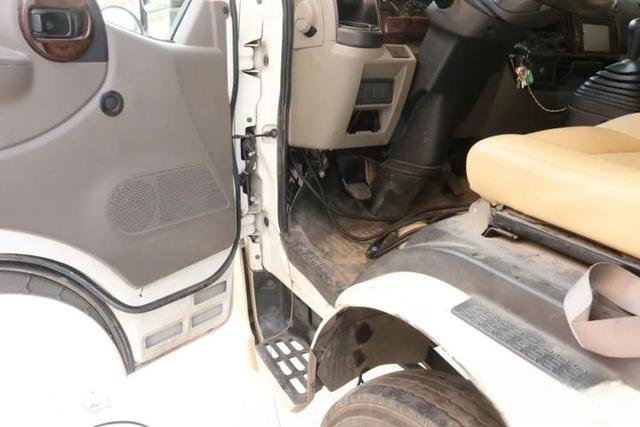 宇通的房车尼桑凯普斯达ZK5046XLJ的底盘改装氮气避震器过程四川人的c型房车-