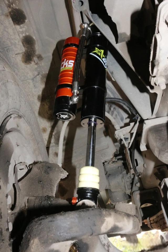 宇通的房车尼桑凯普斯达ZK5046XLJ的底盘改装氮气避震器过程四川人的c型房车-