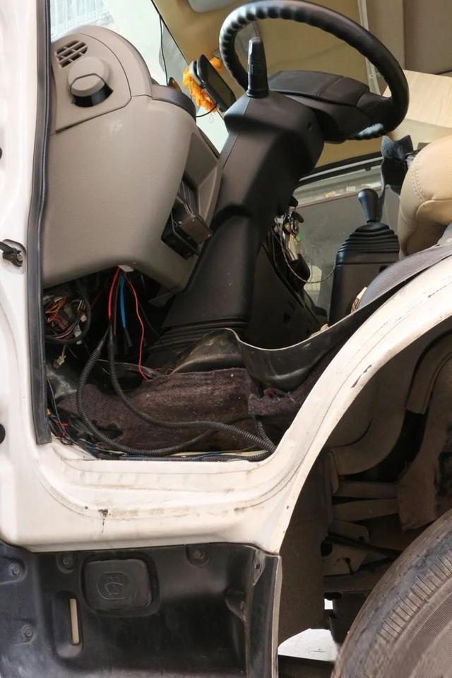 宇通的房车尼桑凯普斯达ZK5046XLJ的底盘改装氮气避震器过程四川人的c型房车-