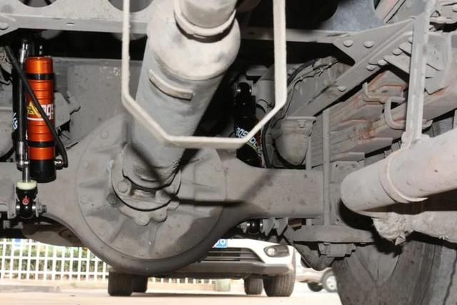 宇通的房车尼桑凯普斯达ZK5046XLJ的底盘改装氮气避震器过程四川人的c型房车-