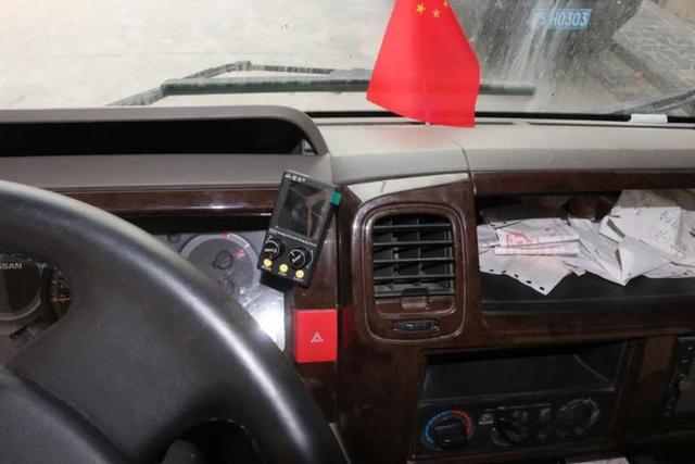 宇通的房车尼桑凯普斯达ZK5046XLJ的底盘改装氮气避震器过程四川人的c型房车-