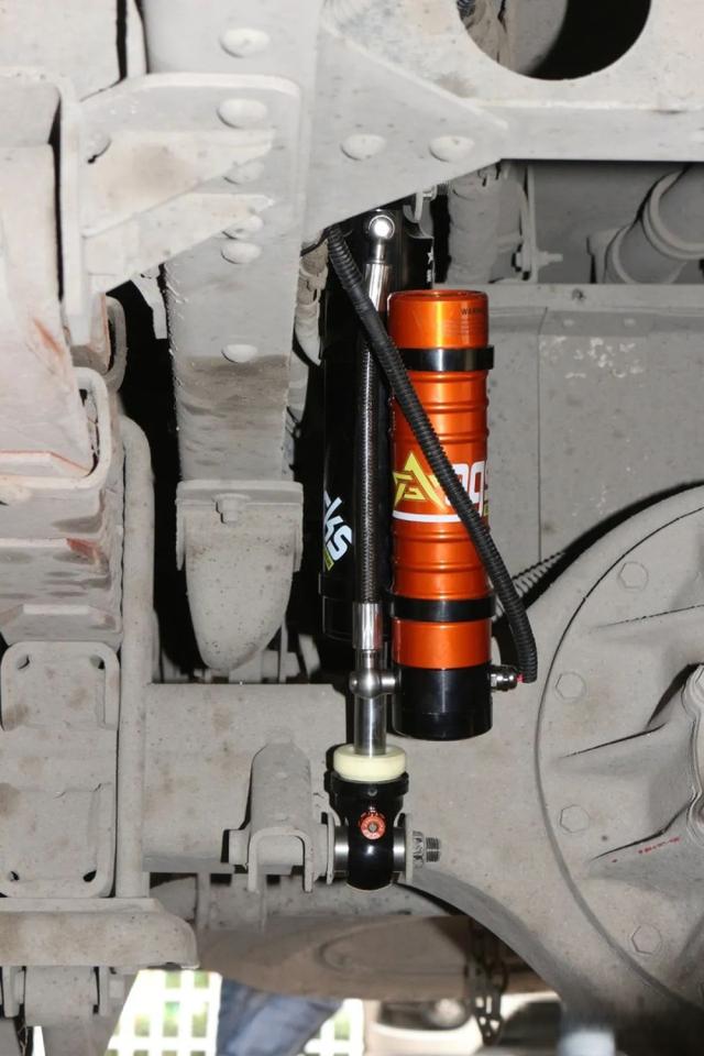 宇通的房车尼桑凯普斯达ZK5046XLJ的底盘改装氮气避震器过程四川人的c型房车-