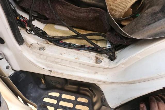 宇通的房车尼桑凯普斯达ZK5046XLJ的底盘改装氮气避震器过程四川人的c型房车-