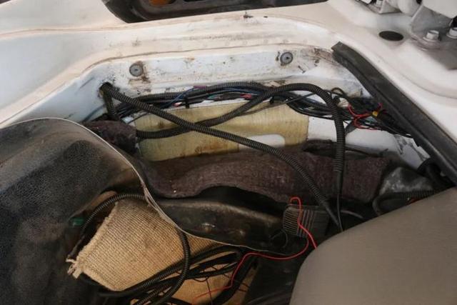 宇通的房车尼桑凯普斯达ZK5046XLJ的底盘改装氮气避震器过程四川人的c型房车-