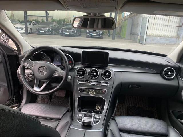 奔驰C车主苦涩,才开四年掉价二十万,买主:过年访友就靠它-