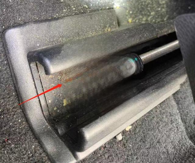 奔驰C车主苦涩,才开四年掉价二十万,买主:过年访友就靠它-