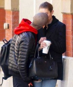 ​美渣当街热吻吉吉哈迪德 分手1个月被曝复合