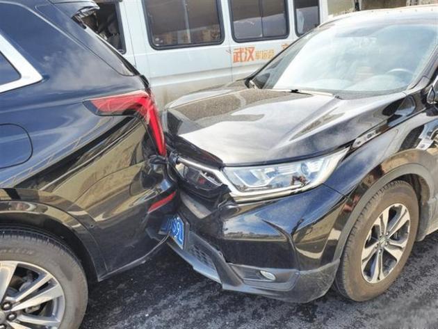 本田CRV撞上凯迪拉克XT6,车主:都是SUV,差距怎么就这么大呢-