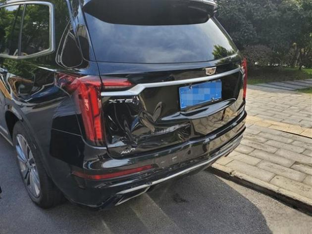 本田CRV撞上凯迪拉克XT6,车主:都是SUV,差距怎么就这么大呢-