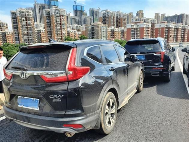 本田CRV撞上凯迪拉克XT6,车主:都是SUV,差距怎么就这么大呢-