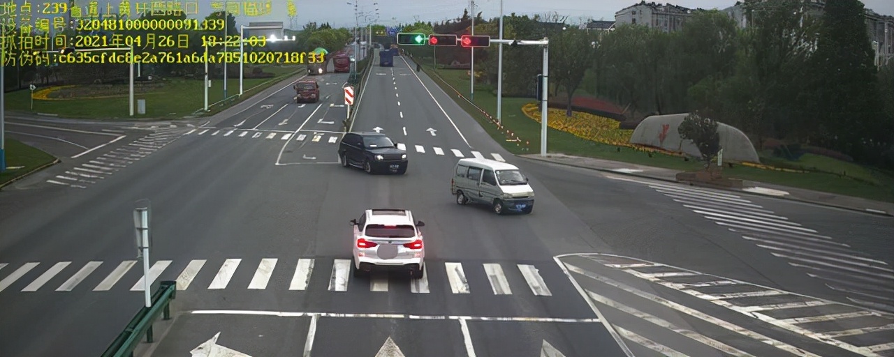 闯红灯过斑马线后停车算闯红灯吗（红灯时过了斑马线停车算闯红灯吗）