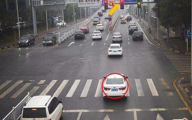 闯红灯过斑马线后停车算闯红灯吗（红灯时过了斑马线停车算闯红灯吗）