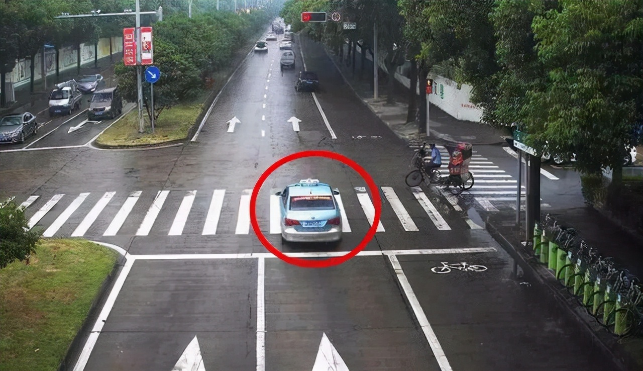 闯红灯过斑马线后停车算闯红灯吗（红灯时过了斑马线停车算闯红灯吗）