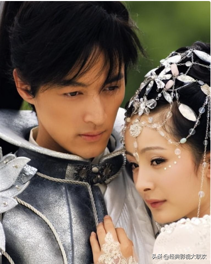 杨幂桃色情史被爆，四处留情隐秘恋爱，把16个男人玩弄于手掌之中