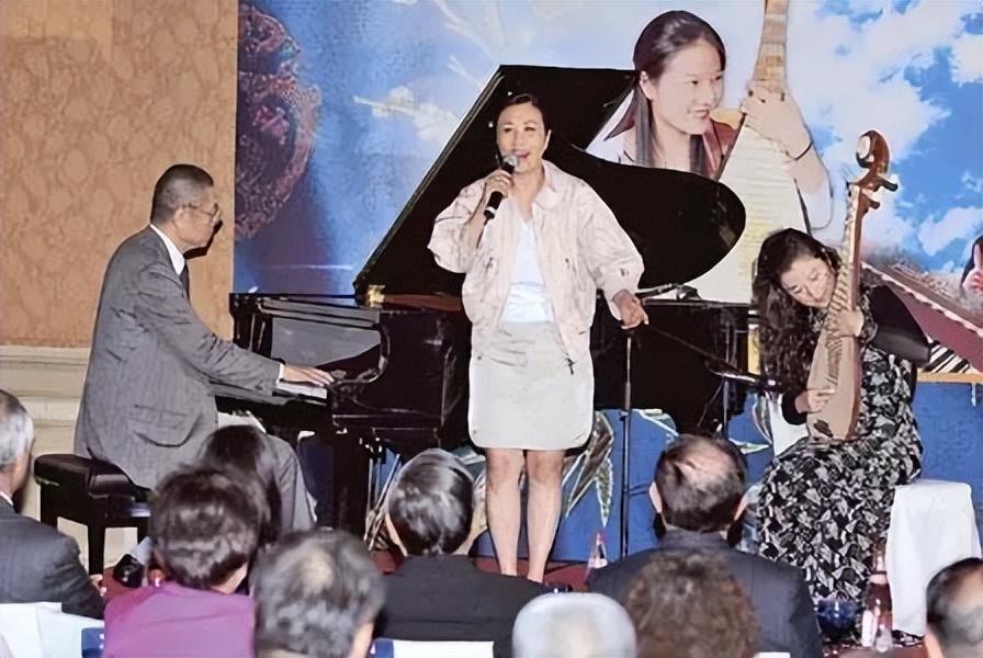 琵琶公主孙颖:41岁为爱嫁78岁三婚刘诗昆,三年后诞下一女