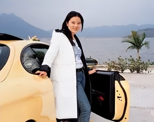 琵琶公主孙颖:41岁为爱嫁78岁三婚刘诗昆,三年后诞下一女