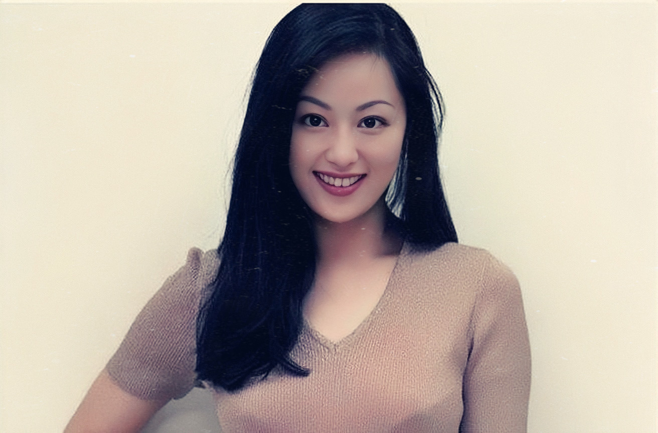 她曾以一部三级片红遍影坛，如今却做直播卖货