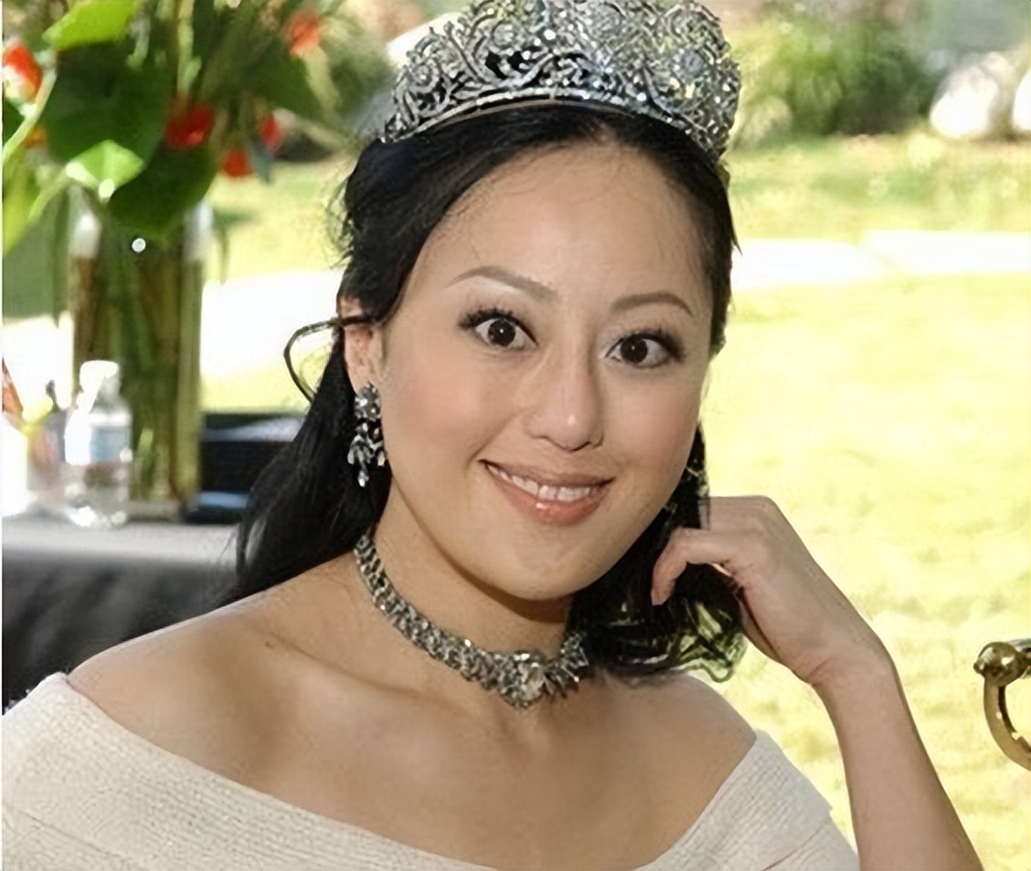 她曾以一部三级片红遍影坛，如今却做直播卖货