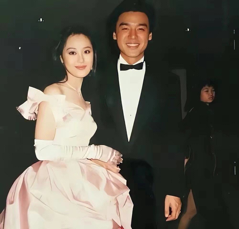 她曾以一部三级片红遍影坛，如今却做直播卖货