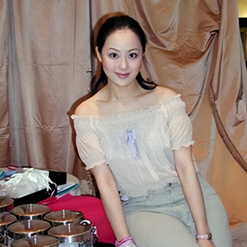 她曾以一部三级片红遍影坛，如今却做直播卖货