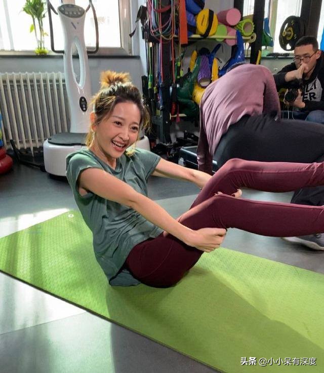 央视财经一姐谢颖颖近照,她的老公到底是谁?40岁生下女儿很幸福