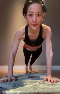 ​央视财经一姐谢颖颖近照，她的老公到底是谁？40岁生下女儿很幸福