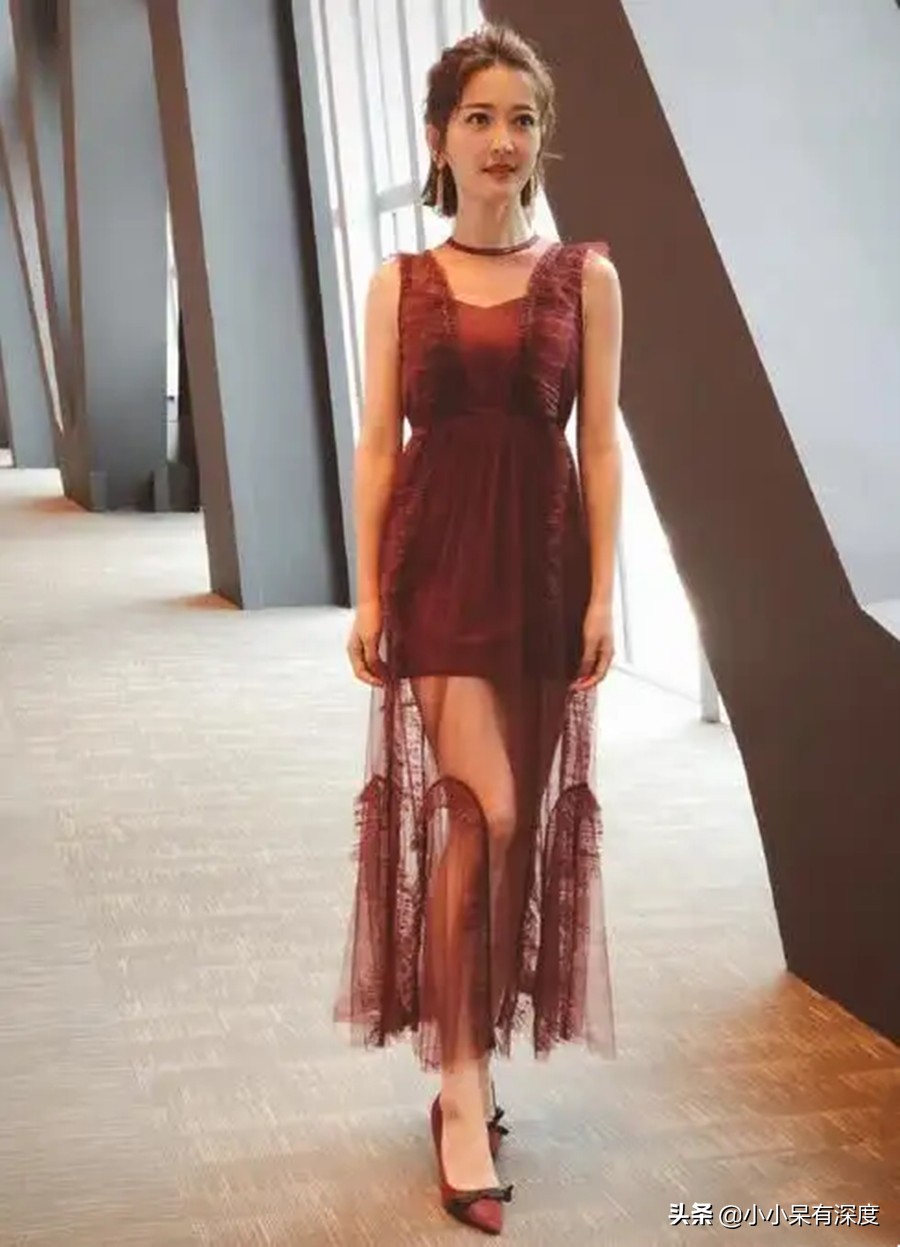 央视财经一姐谢颖颖近照,她的老公到底是谁?40岁生下女儿很幸福