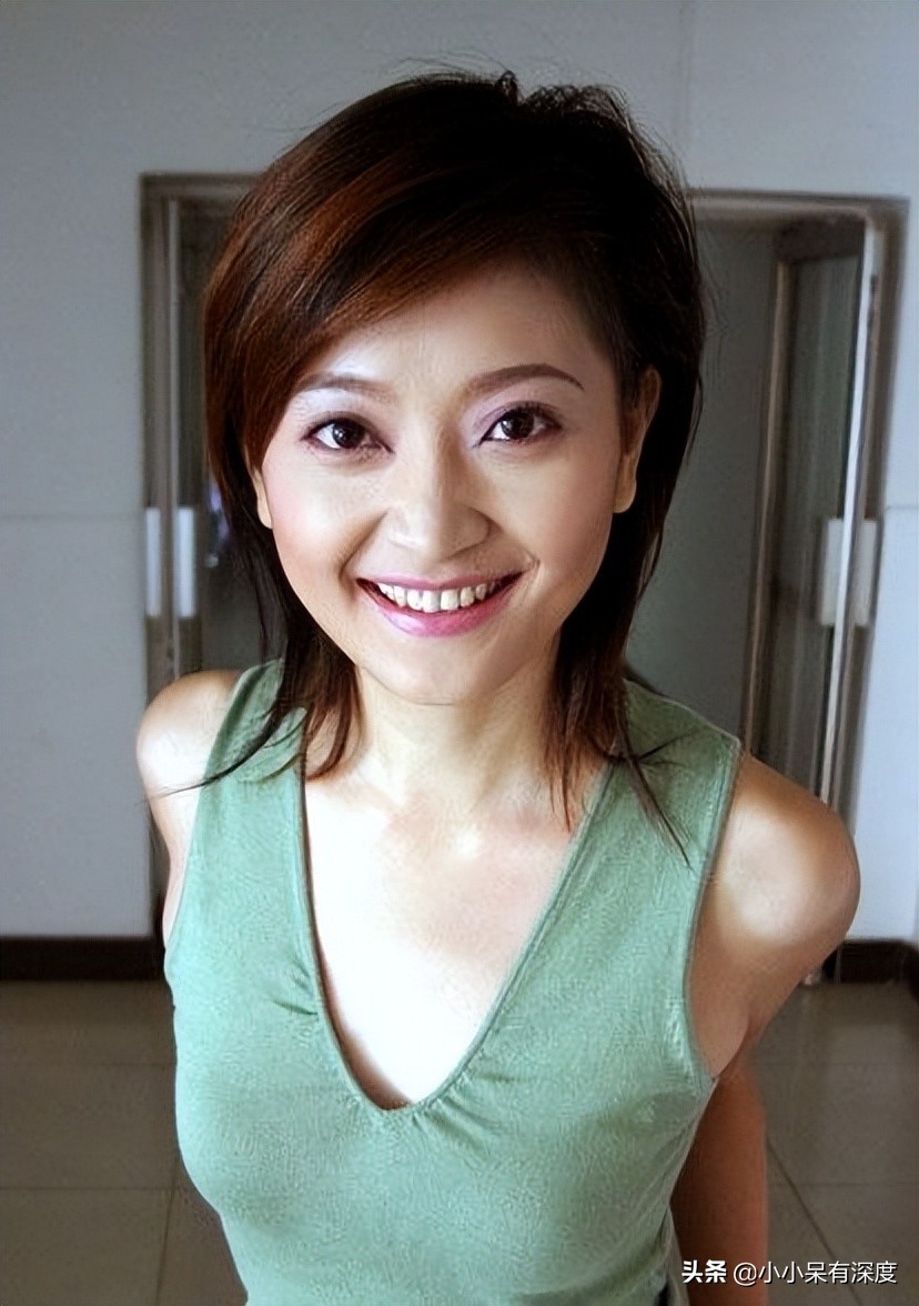 央视财经一姐谢颖颖近照,她的老公到底是谁?40岁生下女儿很幸福