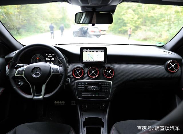 奔驰A250评测：舒适性的倾向，开起来相当扎实，车身没有太多异音-