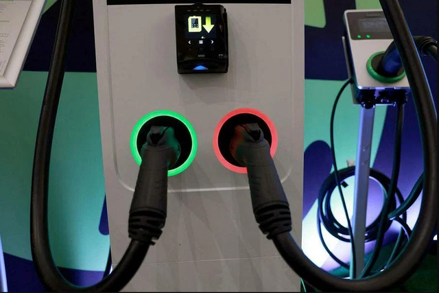 蔚来：我得再多建些换电站 奔驰大众：官家要多给我建充电桩-