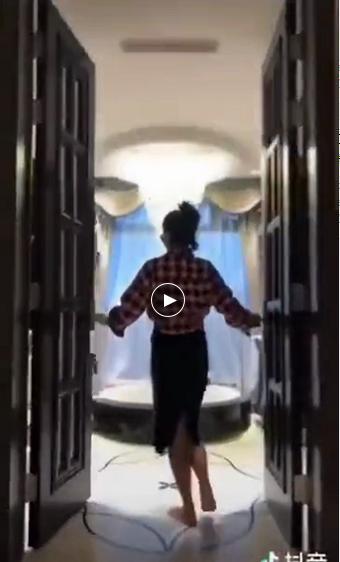 “故宫开奔驰撒欢”女主的北京三千万豪宅(揭秘)-