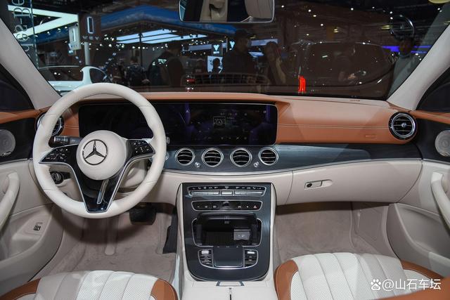 奔驰E级也挺不住了，降价10万元，配2.0T+9AT，6.7秒破百-