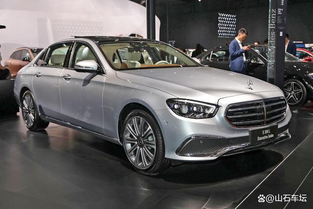 奔驰E级也挺不住了，降价10万元，配2.0T+9AT，6.7秒破百-