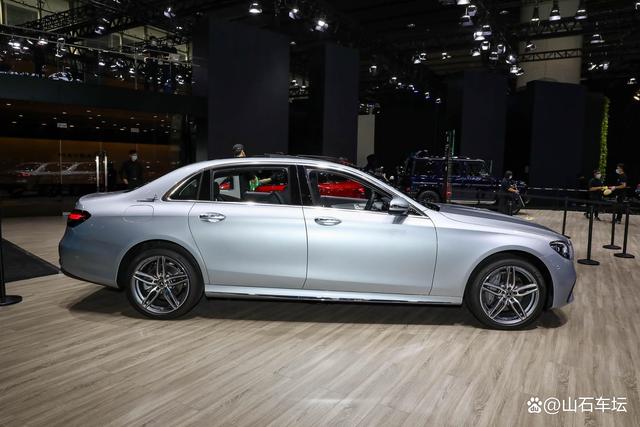 奔驰E级也挺不住了，降价10万元，配2.0T+9AT，6.7秒破百-