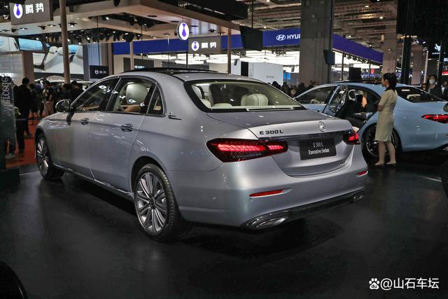 奔驰E级也挺不住了，降价10万元，配2.0T+9AT，6.7秒破百-
