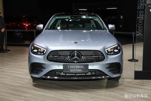 奔驰E级也挺不住了，降价10万元，配2.0T+9AT，6.7秒破百-