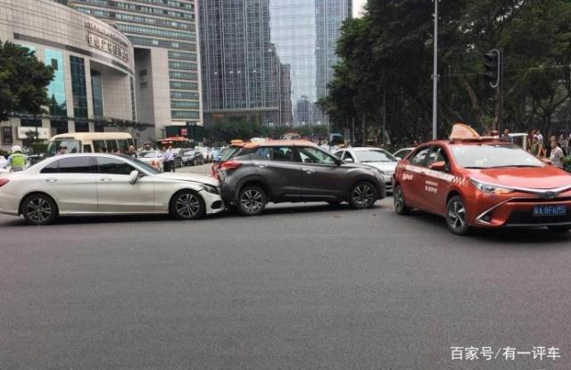 广州奔驰女司机连撞十三人，油门竟然当刹车使用，网友怒了-