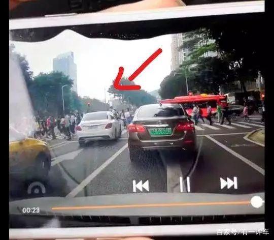 广州奔驰女司机连撞十三人，油门竟然当刹车使用，网友怒了-