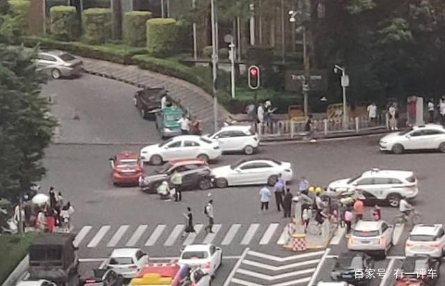 广州奔驰女司机连撞十三人，油门竟然当刹车使用，网友怒了-