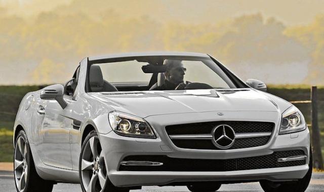 汽车：梅赛德斯奔驰SLK300，是一款双座跑车！-