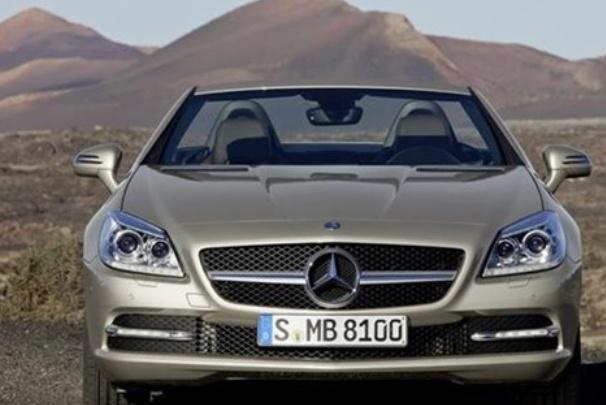 汽车：梅赛德斯奔驰SLK300，是一款双座跑车！-