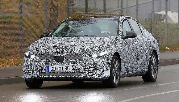 看完奔驰新C级创意广告后，网友调侃：确实是边跑边修-