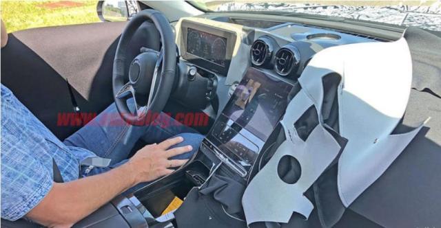 看完奔驰新C级创意广告后，网友调侃：确实是边跑边修-