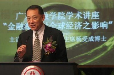 ​曾欠3亿巨债，被嘲讽配不上奔驰，如今身价百亿，座驾是劳斯莱斯