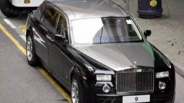 曾欠3亿巨债，被嘲讽配不上奔驰，如今身价百亿，座驾是劳斯莱斯-