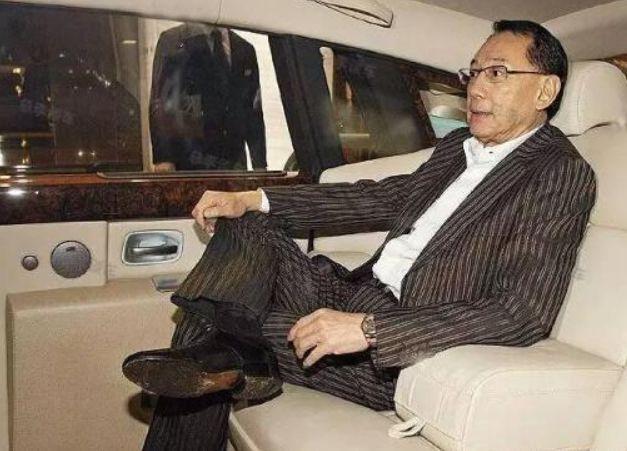 曾欠3亿巨债，被嘲讽配不上奔驰，如今身价百亿，座驾是劳斯莱斯-