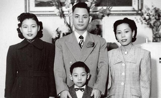 曾欠3亿巨债，被嘲讽配不上奔驰，如今身价百亿，座驾是劳斯莱斯-