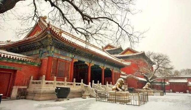 闭馆日?美女开奔驰、进故宫。到底是什么人能这么“牛”?-