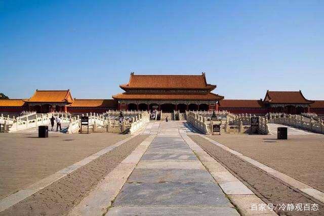 闭馆日?美女开奔驰、进故宫。到底是什么人能这么“牛”?-