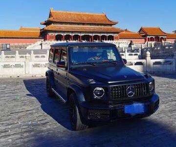 闭馆日?美女开奔驰、进故宫。到底是什么人能这么“牛”?-